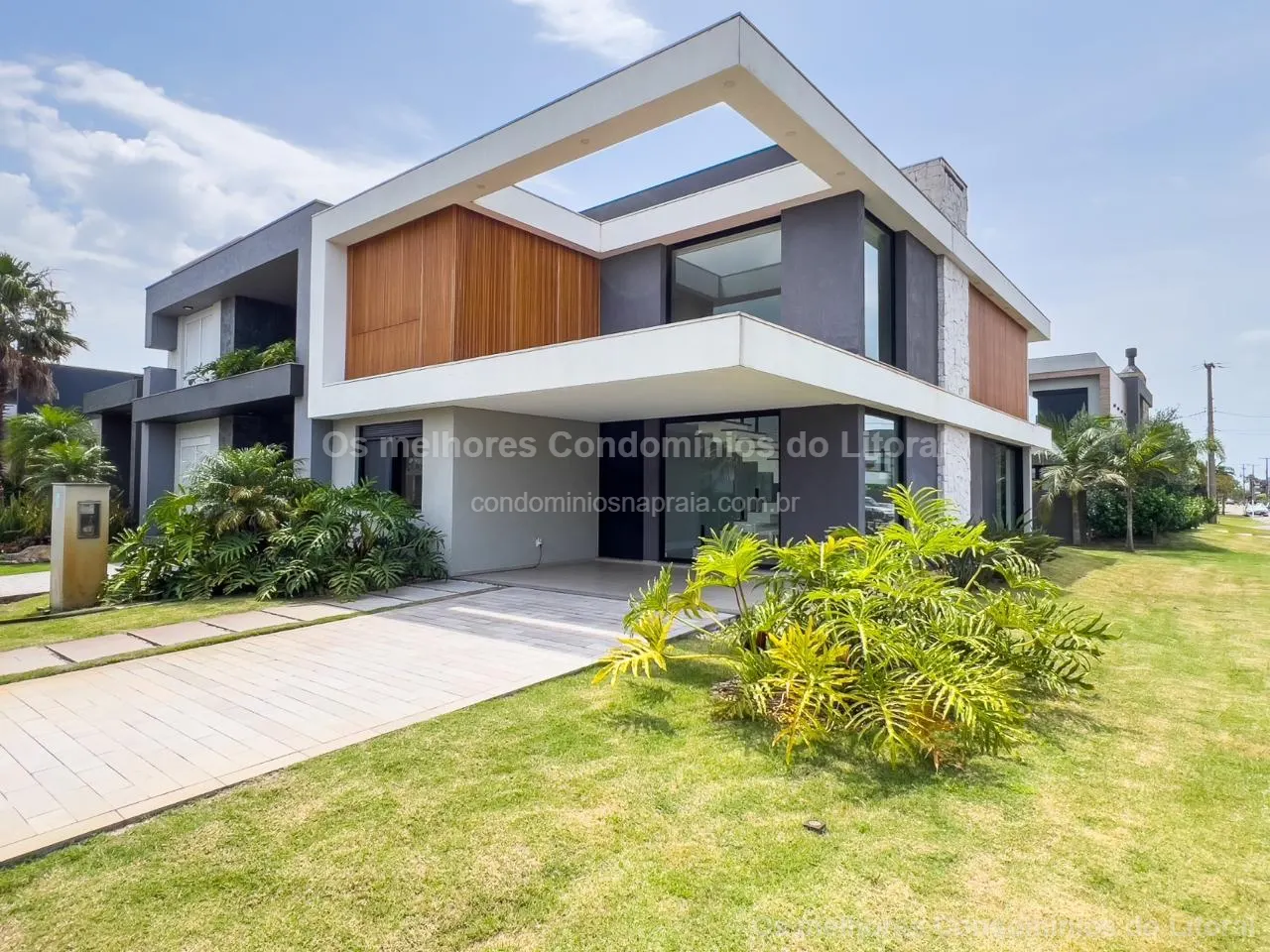 SOBRADO DE ESQUINA, ARQUITETURA CONTEMPORÂNEA E ESPAÇOS AMPLOS | CASA NO CONDOMÍNIO BLUE | XANGRI-LÁ — Xangri-lá