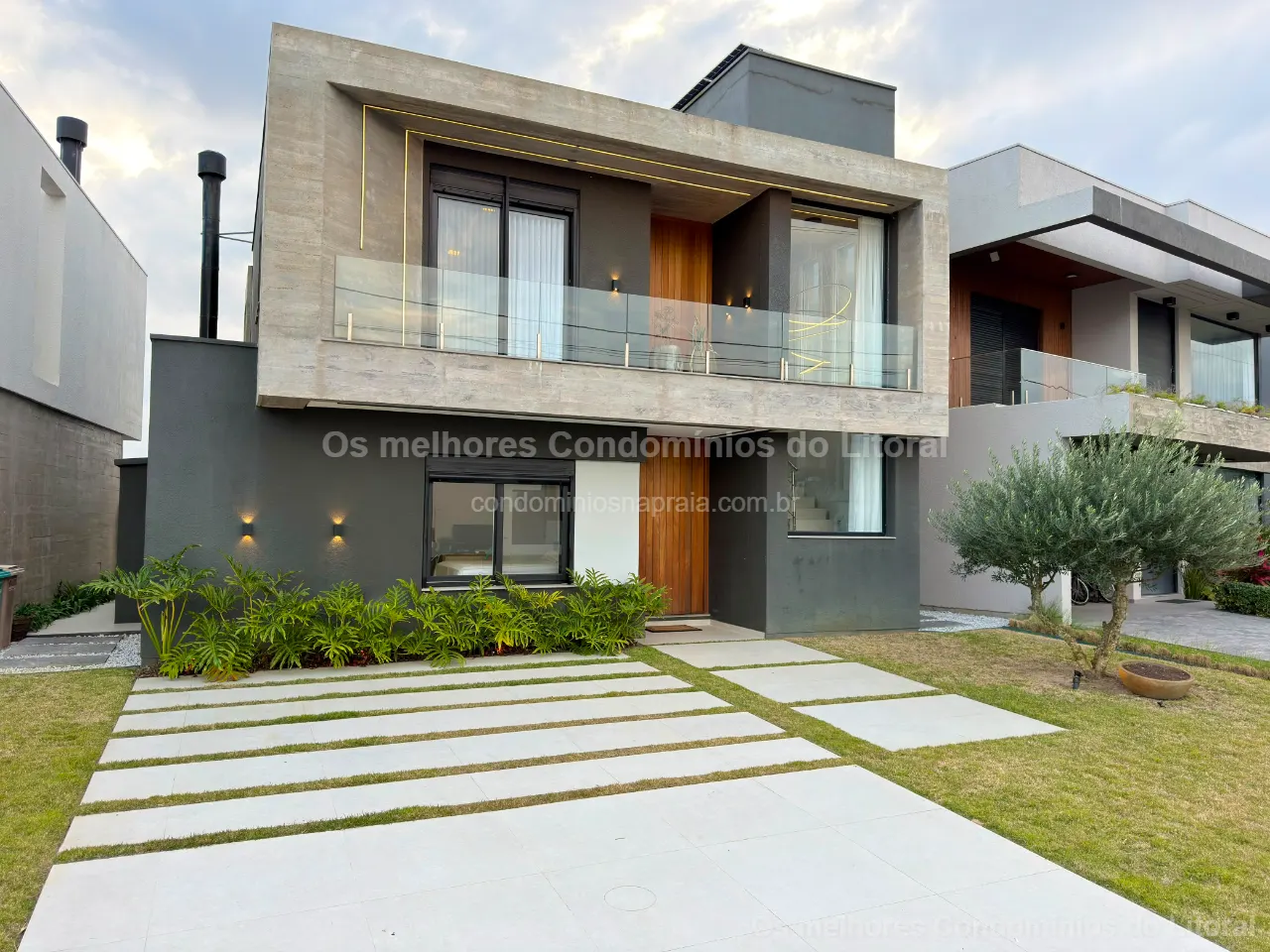 SOBRADO DE ALTO PADRÃO À VENDA NO CONDOMÍNIO BLUE | 220 m² | 4 SUÍTES | XANGRI-LÁ — Xangri-lá