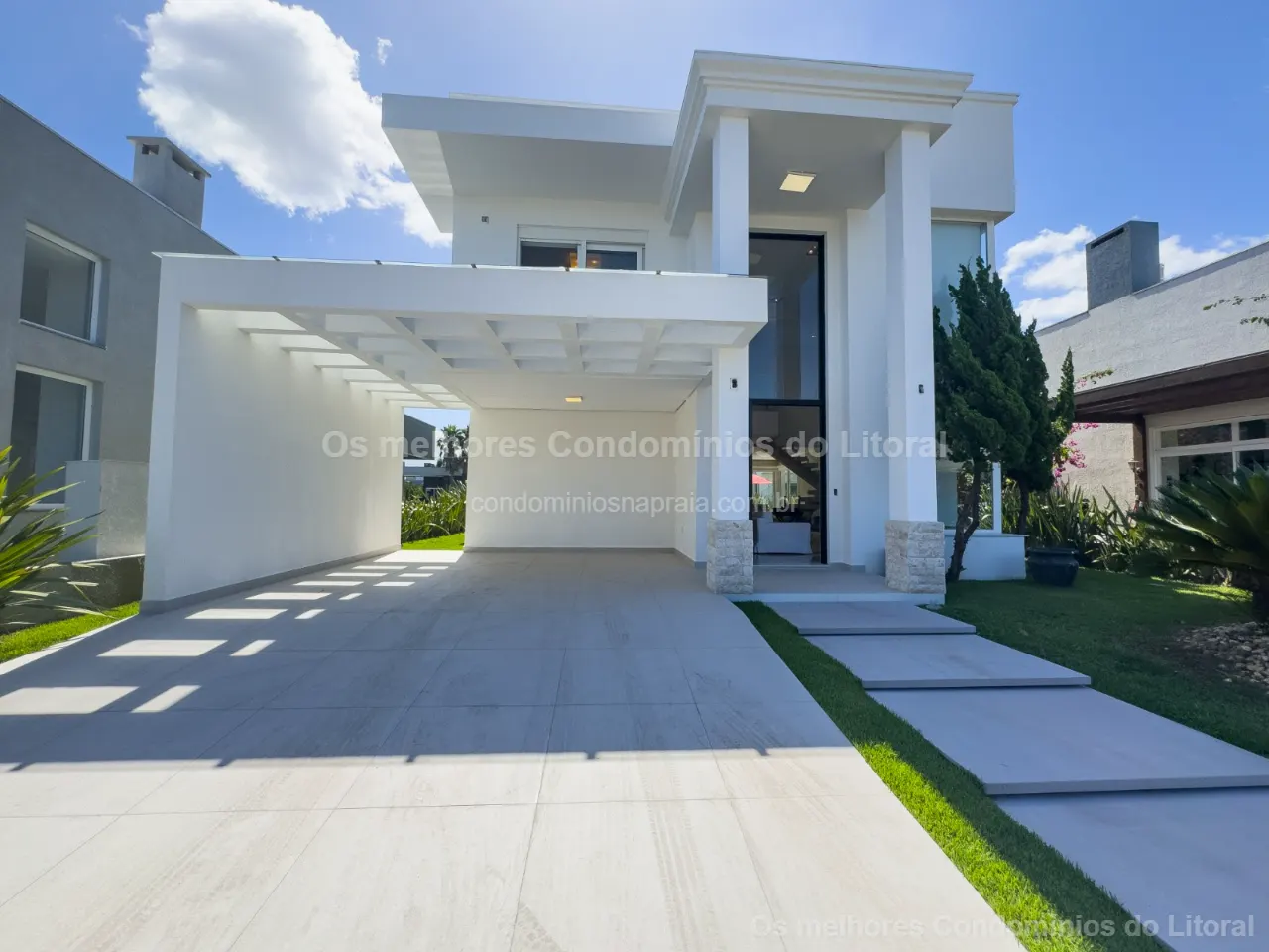 CASA MOBILIADA E DECORADA À VENDA NO CONDOMÍNIO DUBAI | 250 m² | 4 SUÍTES | CAPÃO DA CANOA — Capão da Canoa