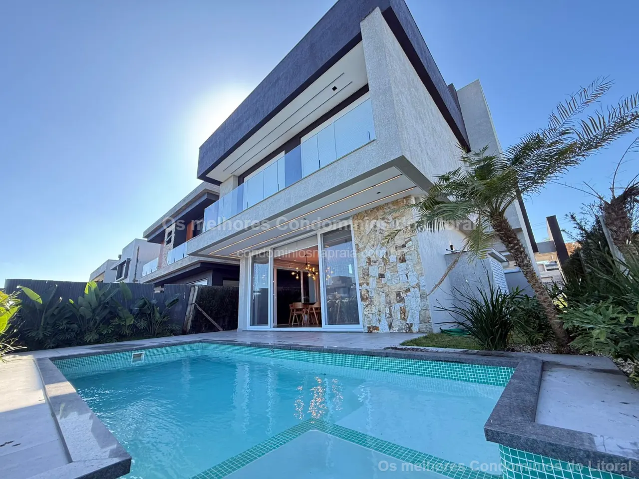 SOBRADO BEIRA LAGO À VENDA NO CONDOMÍNIO SUNSET | 4 SUÍTES | MOBILIADO E DECORADO | XANGRI-LÁ — Xangri-lá