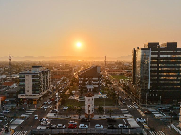 Centro de Capão da Canoa visto de cima, com o marco urbano, ruas e edifícios