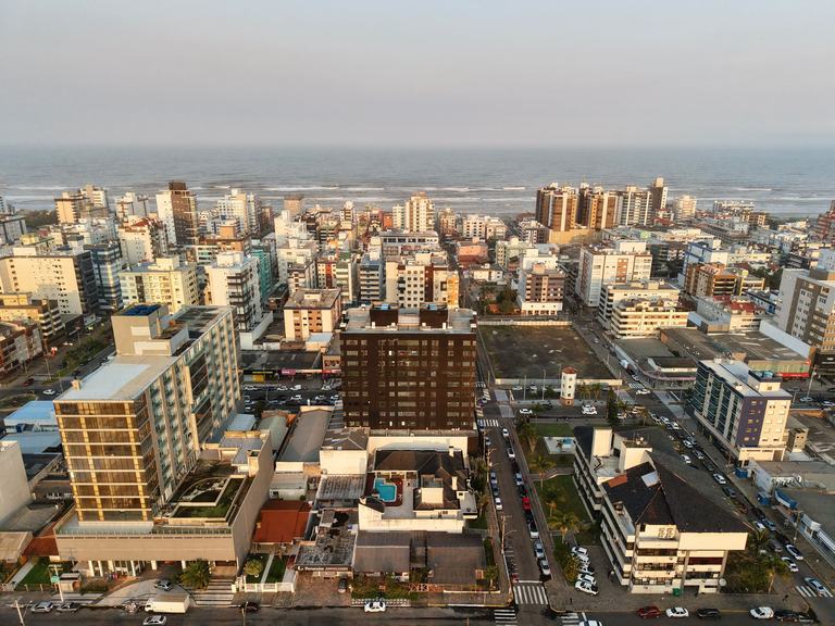Centro de Capão da Canoa e orla vistos do alto