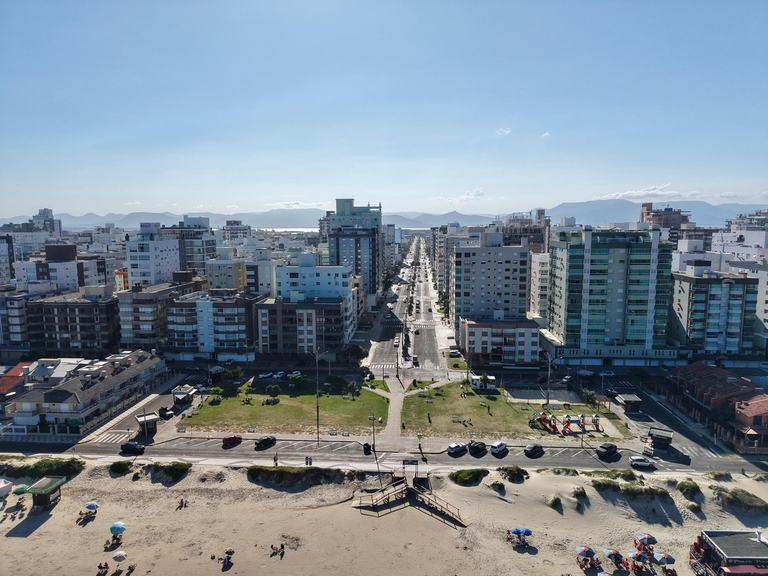 Praia e faixa urbana de Capão da Canoa em vista aérea
