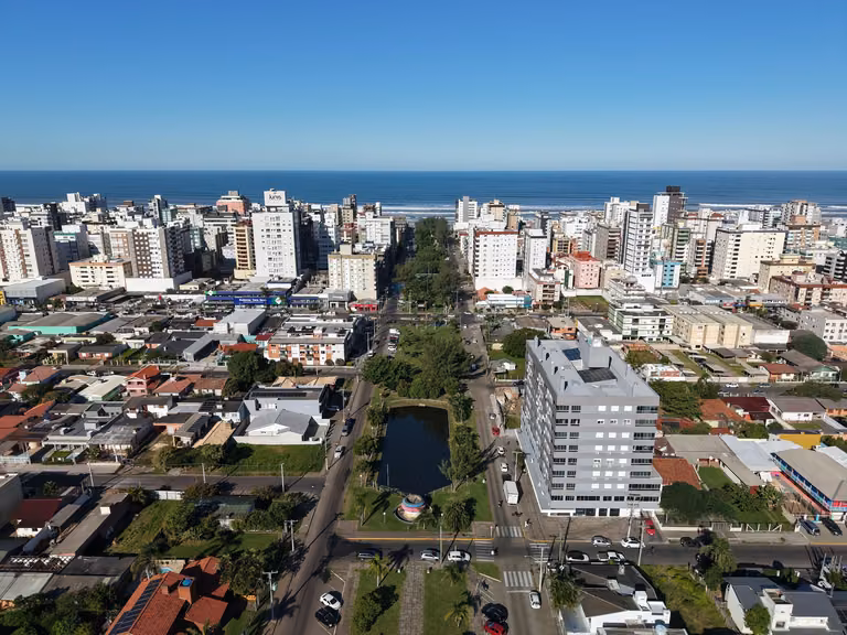 Vista aérea da Praça Flávio Boianovski e da orla de Capão da Canoa
