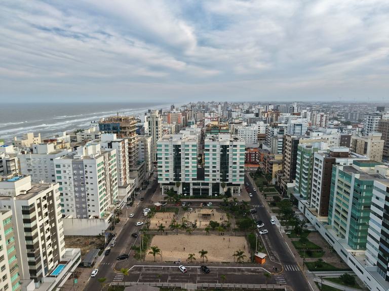 Praça Marina Park e edifícios do entorno em Capão da Canoa